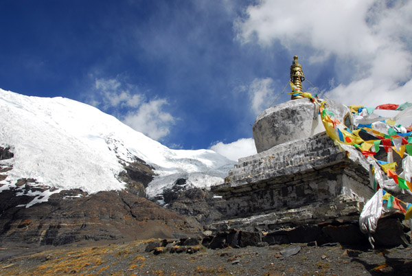 Stupa at 5039m in front of Mt. Nojin Kangtsang 7191m