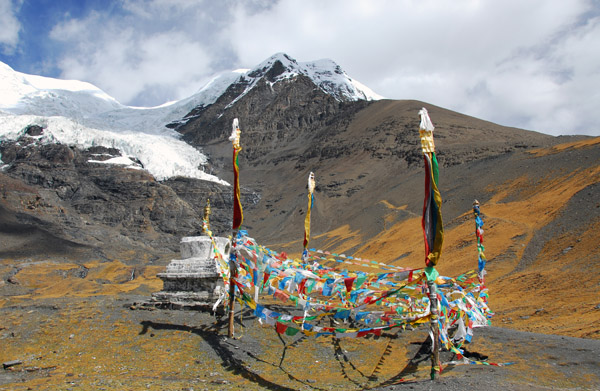 Stupa and prayer flags, Karo-la Pass