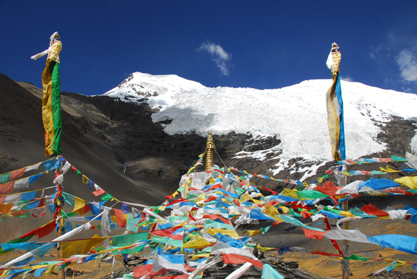 Stupa, prayer flags and glacier, Karo-la Pass