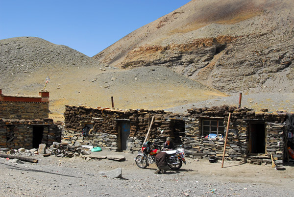 Tiny village set up to service tourists stopping at Karo-la Pass