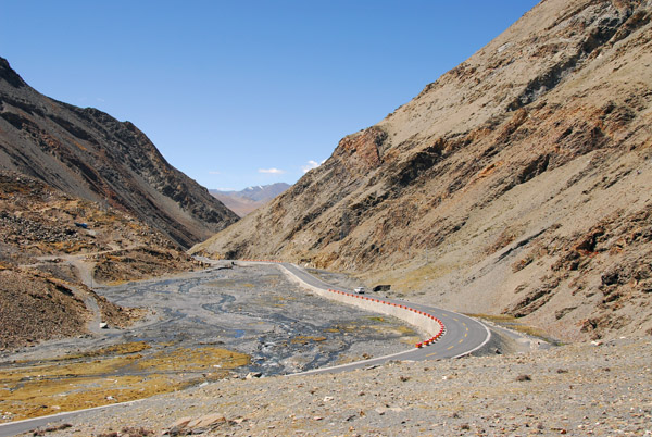 The Friendship Highway heading westwards down the other side of Karo-la Pass
