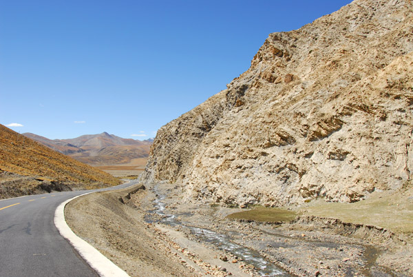 The water flowing west from Karo-la will pass Gyantse and join the Yarlung Tsampo near Shigatse