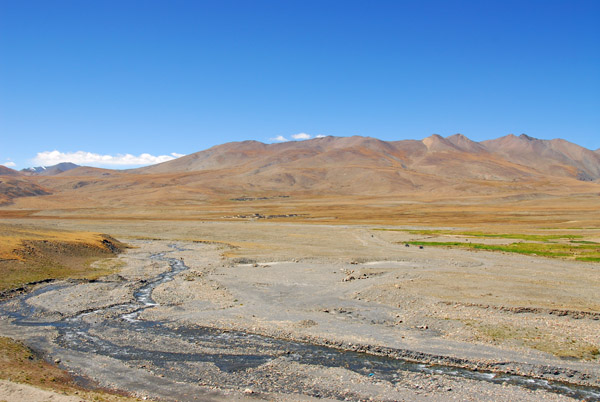The broad valley between Karo-la Pass and Simi-la, the next pass to the west on the road to Gyantse