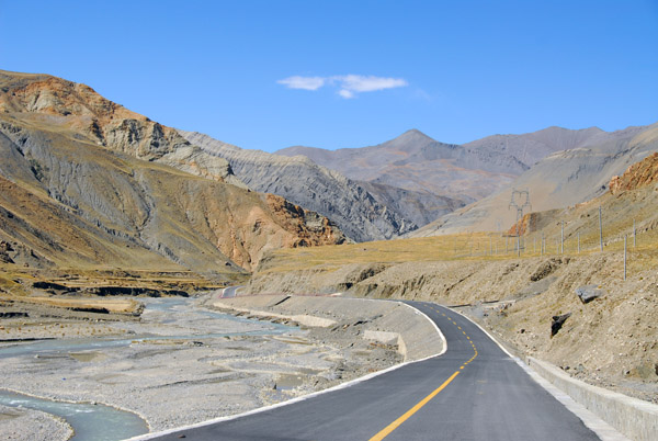 The Friendship highway heading west to cross Simi-la, the last mountain pass before reaching Gyantse