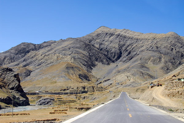 Friendship Highway heading for Simi-la Pass and Gyantse
