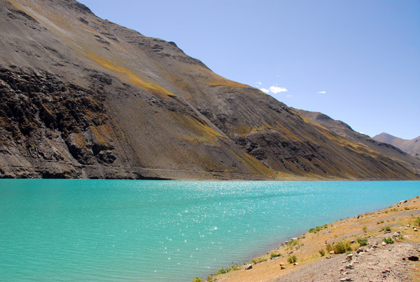 The turquoise color is similar to Yamdrok-tso Lake