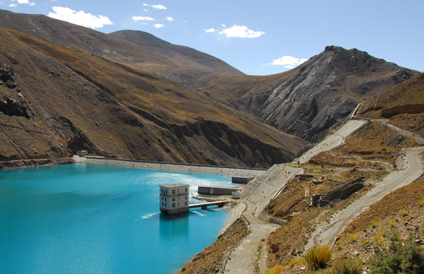 The dam of the hydroelectric power station that formed Simi Lake from a mountain river