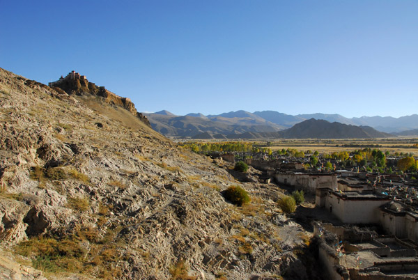 Distant view of Gyantse Dzong from the north