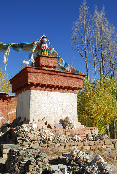 Stupa at the entrance to Rabse Nunnery