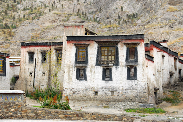 Gelugpa Tratsangs (colleges) Pelkor Chöde Monastery