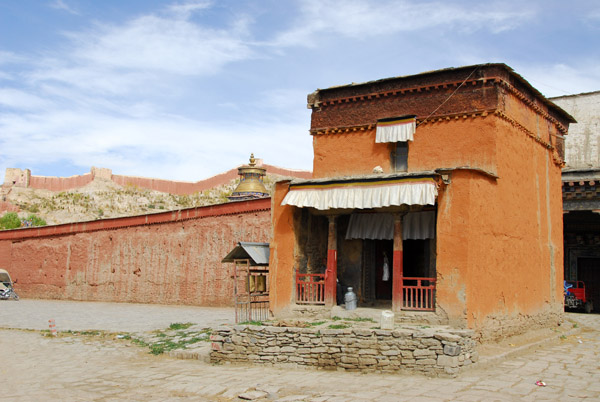 Mani Lhakhang - chapel with a large prayer wheel - Pelkor Chöde Monastery
