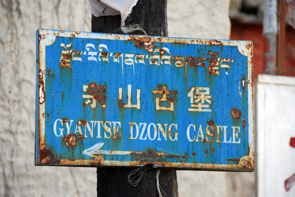 The road up to Gyantse Dzong