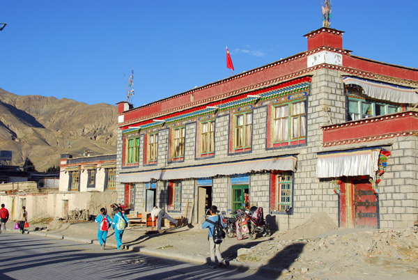 Gyantse pupils walking home from school