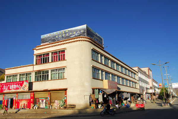 Back at the main intersection in the middle of Gyantse