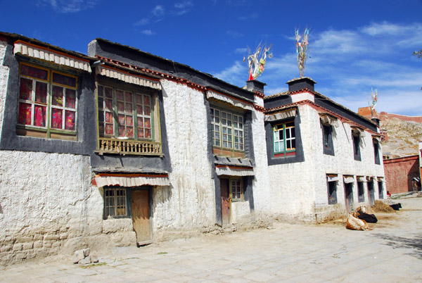 Lane through old town Gyantse between the ridge and Pelkor Road