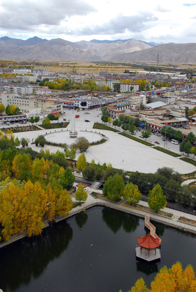 Park at the base of Gyantse Dzong