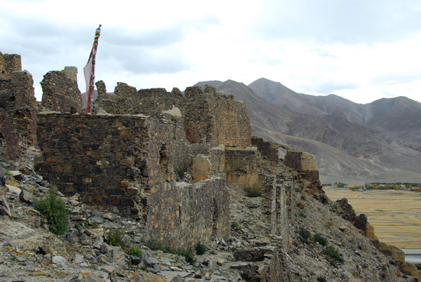 Like Gyantse Dzong, Tsechen Dzong, already in ruins, was occupied by the British forces