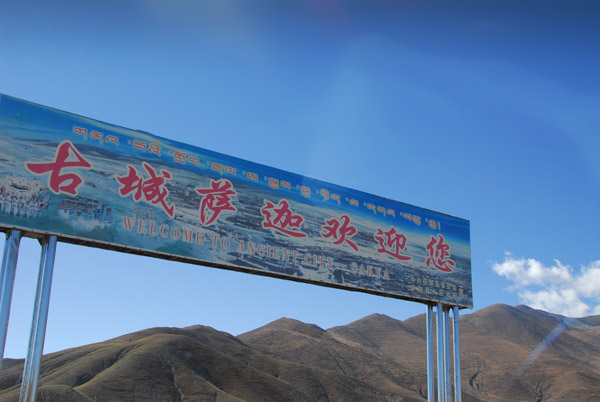 Turnoff for the road to Sakya at km 5028, 24 km east of Lhatse