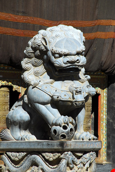 Chinese lion at the main entrance, Sakya Monastery
