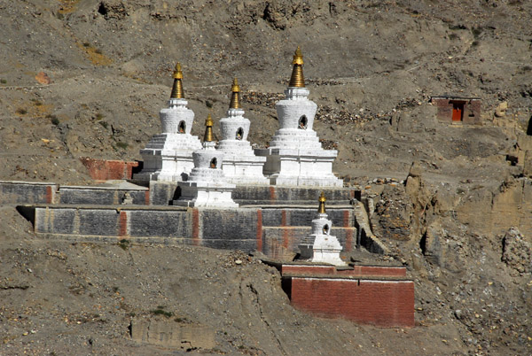 5 chrten (stupas) on the north side of Sakya