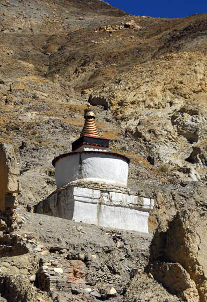 An isolated stupa (N28.910025/E88.018035)