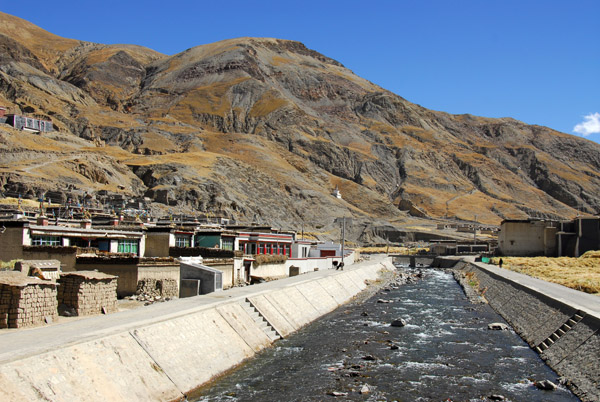 Trum-chu River separating south Sakya on the right from north Sakya