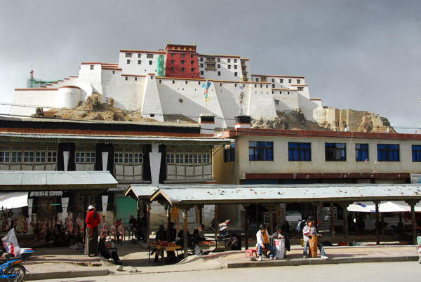 Shigatse Dzong was the former residence of the kings of Tsang