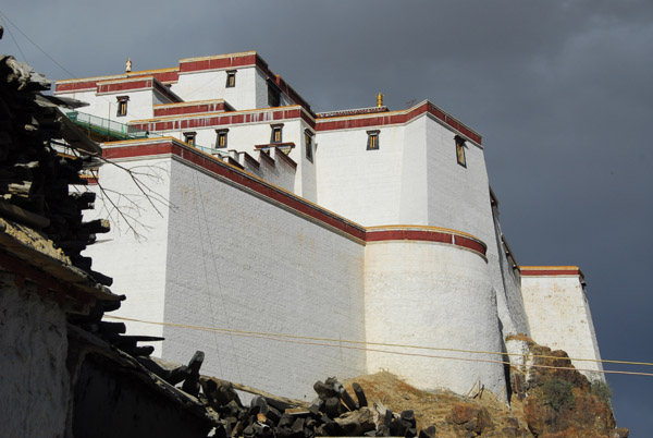 The Shigatse Dzong has been reconstructed, though not yet open to tourists