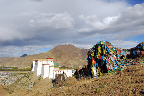 Prayer flags with Shigatse Dzong