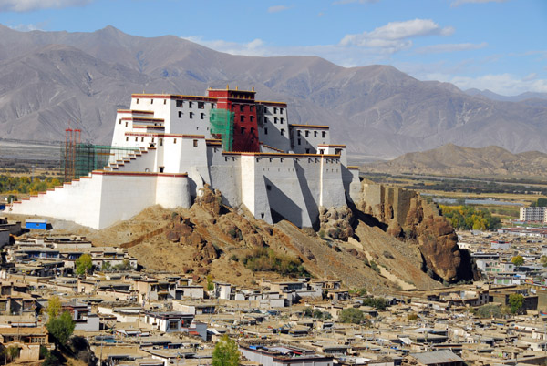 Shigatse Dzong from the southwest seen from the trail from Tashilhunpo Monastery