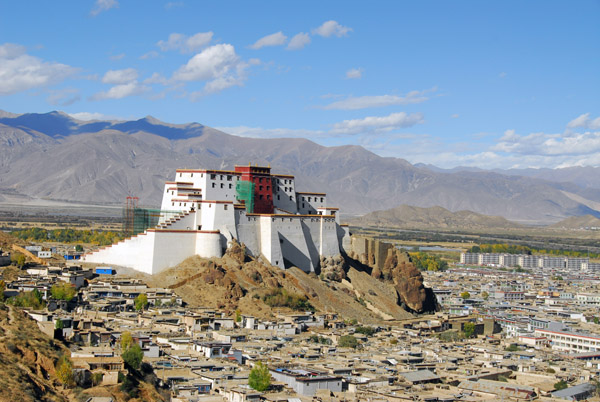 Shigatse Dzong, dominating the city like Lhasa's Potola Palace