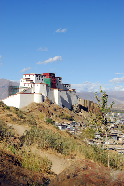 The trail leading to Shigatse Dzong