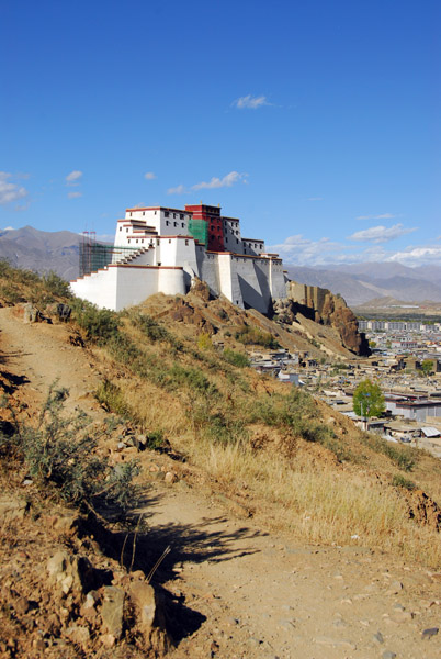 The trail leading to Shigatse Dzong