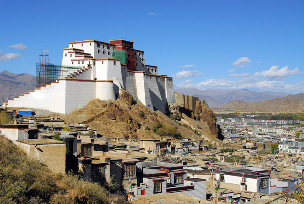 Shigatse Dzong rising above the Tibetan Old Town