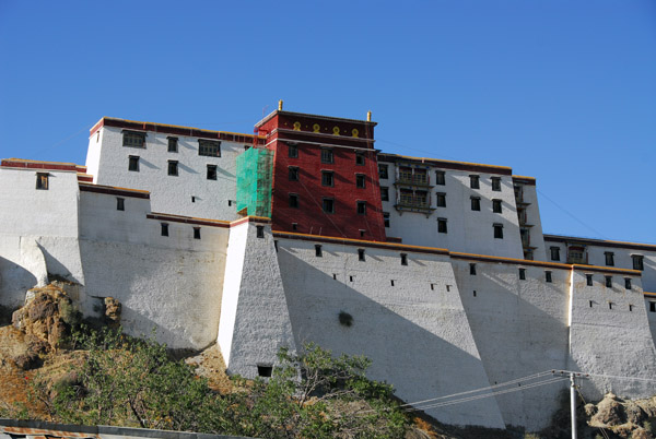 Like the Potola, Shigatse Dzong has a red palace and a white palace