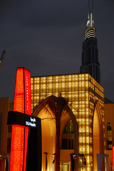 Entrance to Dubai Mall at night