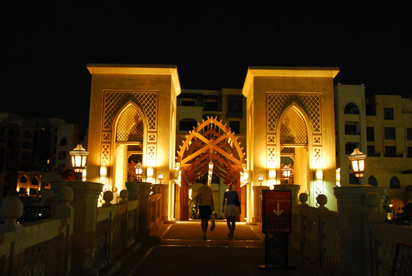 Bridge connecting Dubai Mall to Souq al Bahar, part of the Palace Hotel of Downtown Dubai