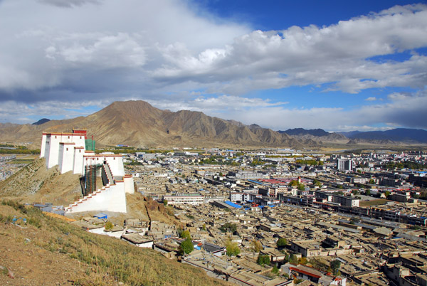 Shigatse Dzong seen from the trail to the west