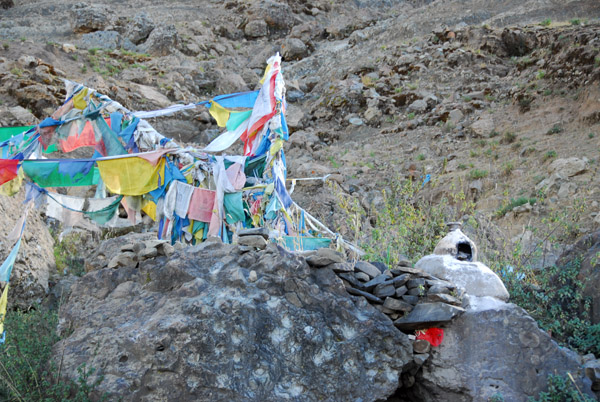 If we had more time, from here it is possible to climb over the mountain and end up behind Tashilhunpo Monastery