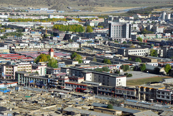 New Town meets Old Town, Shigatse