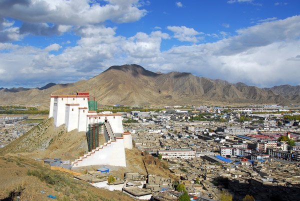 Shigatse Dzong and city on a very nice afternoon