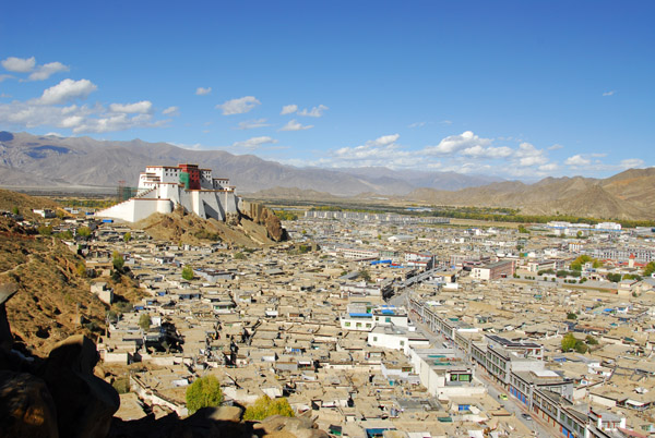 The hike along the hill between Tashilhunpo Monastery and Old Town