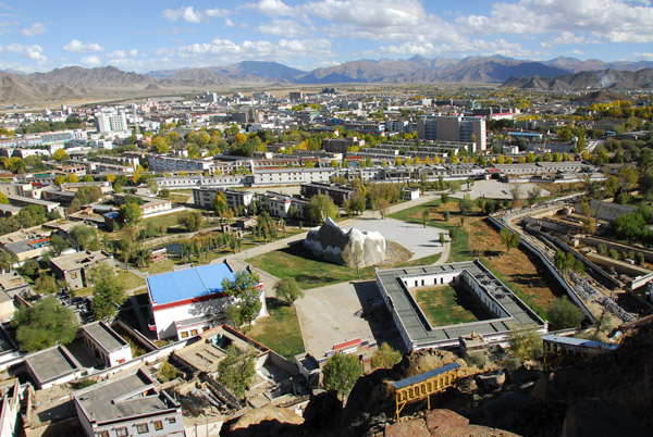 Park to the east of Tashilhunpo Monastery