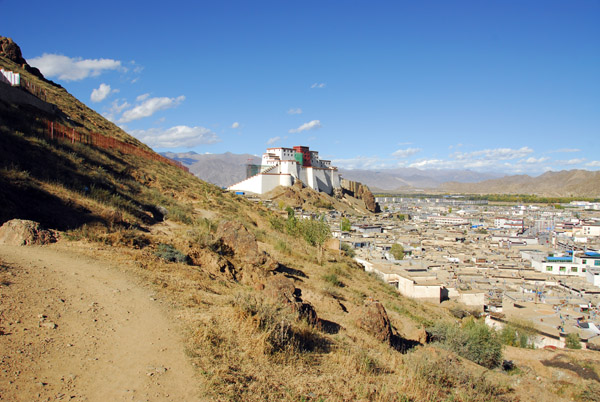 The hillside trail from Tashilhunpo to Old Town and the castle