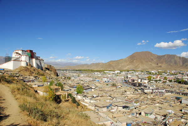 The hillside trail from Tashilhunpo to Old Town and the castle