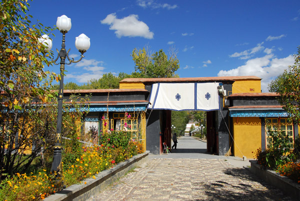 Courtyard with the inner gate to the Summer Palace of the Panchen Lamas