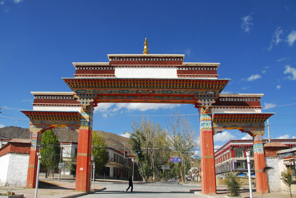 Outer gate to the Summer Palace of the Panchen Lamas