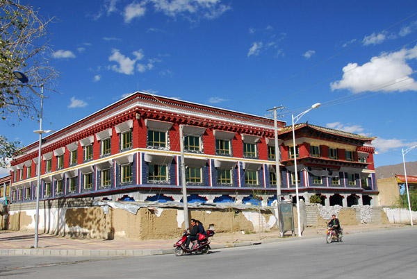 Degenpozhang Lam, across from the gate to the Palace of the Panchen Lamas, Shigatse