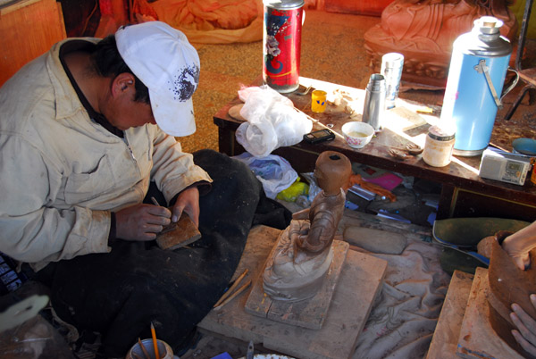 Workshop making small Buddhist statues, Buxing Jie street , Shigatse