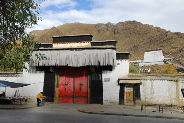 A secondary gate to Tashilhunpo Monastery